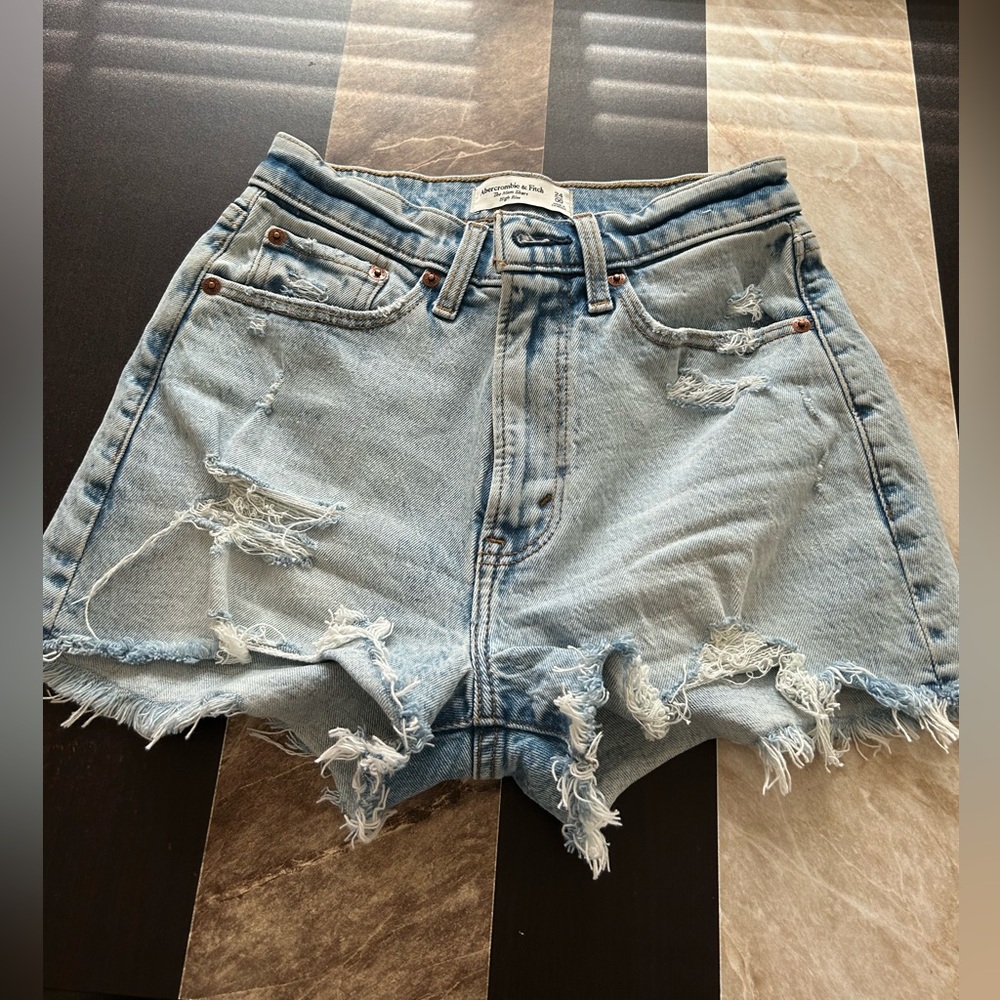 Abercrombie & Fitch The Mom Short High Rise. Size 24/00. NEW. Curve Love.